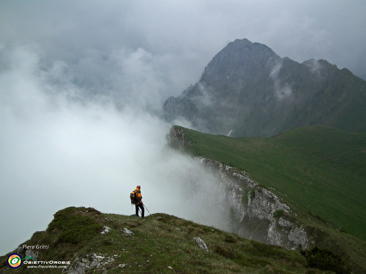 58 pratoni  sul versante di Val vedra....JPG